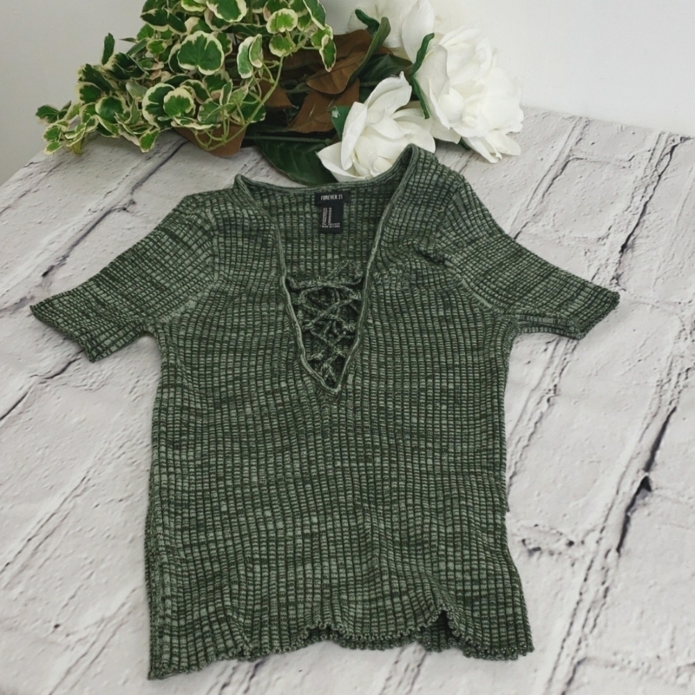 FOREVER 21 Stretchy Rib Knit Belly Crop Top Deep V Neck Green Short Sleeve EUC M